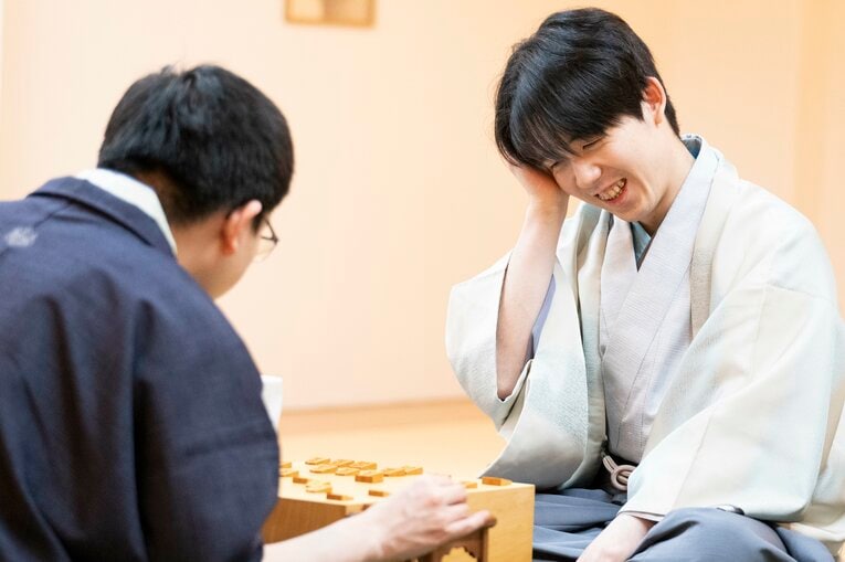 【藤井vs永瀬レア写真】負けても勝っても嬉しそう…2人の感想戦を見る（右に続きます）　©Keiji Ishikawa