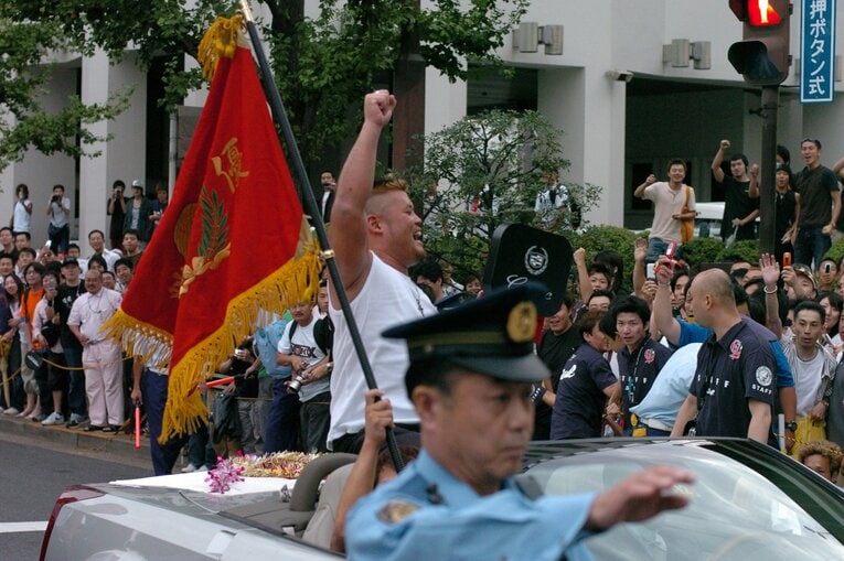 優勝パレードでファンに応える天山広吉。2004年8月15日、両国　©Masashi Hara
