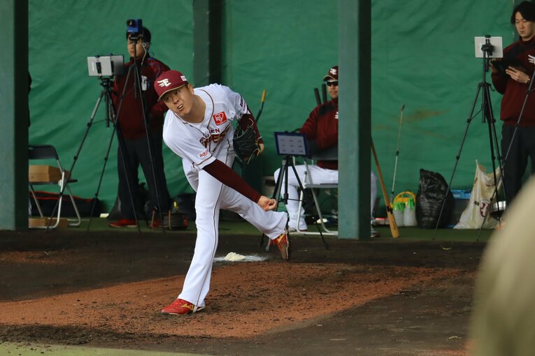 トラックマンが数多く並ぶ楽天のブルペン　©Kou Hiroo