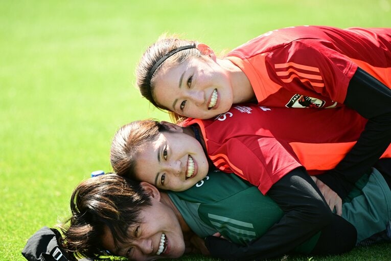 五輪前のトレーニングでのひとコマ。清水梨紗と長谷川唯、山下杏也加はマンCウィメンズで共闘している　©JFA/AFLO