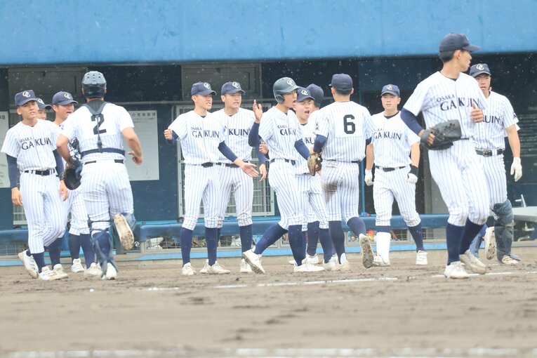 履正社、大阪桐蔭を連続撃破して喜ぶ大阪学院大高ナイン　©Fumi Sawai