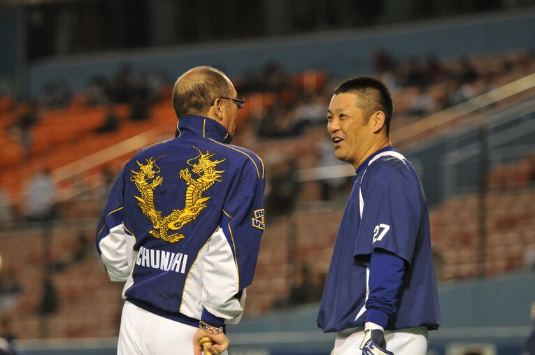 落合博満監督と谷繁元信。2010年撮影、練習中の一コマ　©Hideki Sugiyama