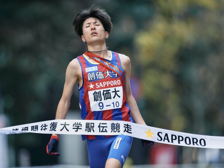 往路優勝を果たした創価大はゴール目前まで首位を独走していたが、駒大の劇的逆転により総合2位でゴールした　©Yuki Suenaga