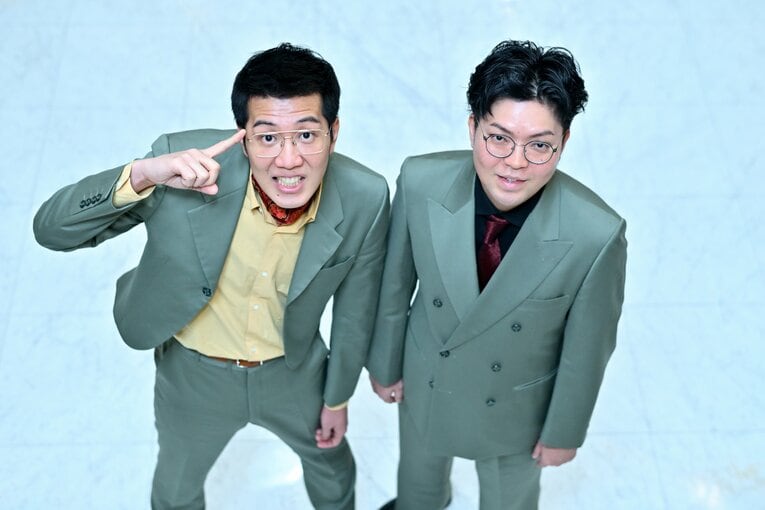 オーダースーツは梅ヶ丘にある『洋服の並木』で仕立てている。M-1では着用しなかったが、このオリーブ色のスーツも昨年作ったものだ