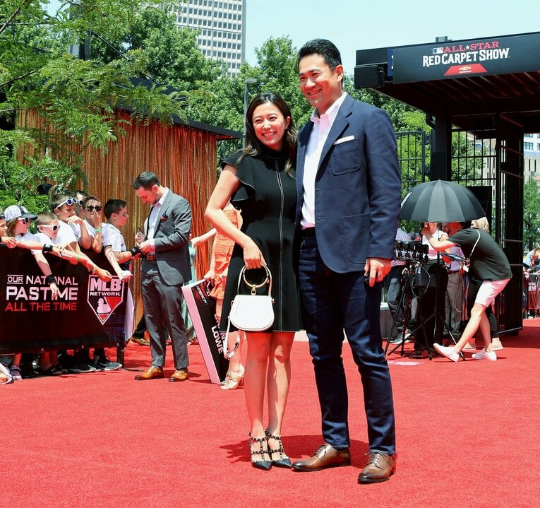 2019年オールスターのレッドカーペットでの田中と、まい夫人　©JIJI PRESS