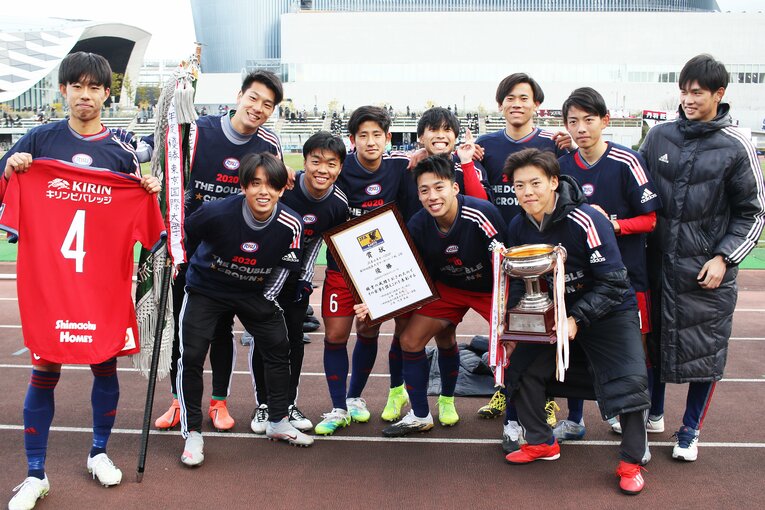 1部昇格を喜ぶ流経大イレブン（2020年）©Takahito Ando
