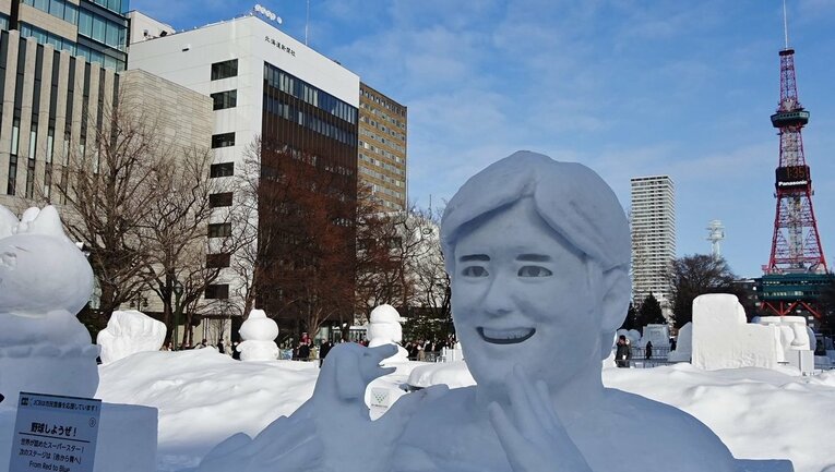 【おまけ】何年もお会いしていない、某大教授の先生から激励のために送って頂いた写真。札幌雪まつりにて「野球しようぜ」