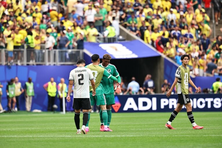 ブラジル戦で敗れた後、鈴木彩艶のもとに駆け寄る2人（写真は続きます）　©Ryosuke Menju/JMPA