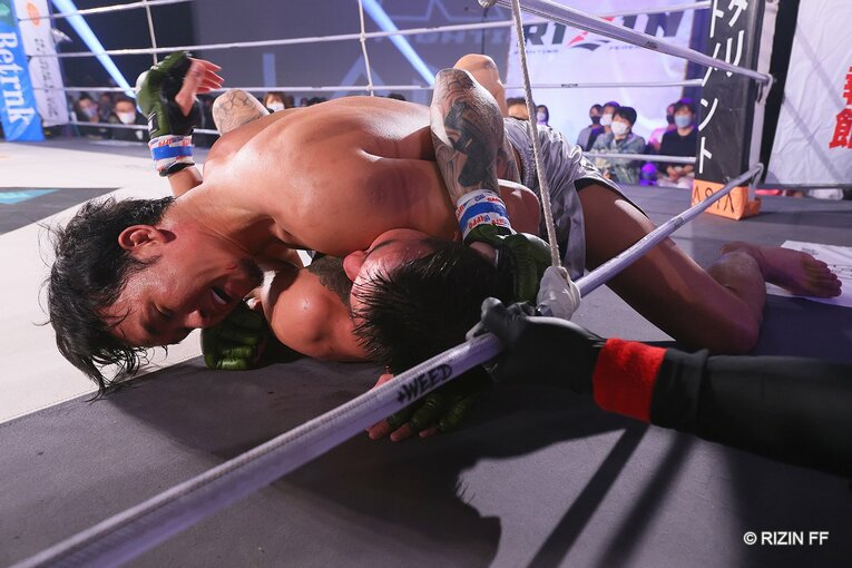 グラウンド戦を仕掛けた朝倉　©RIZIN FF
