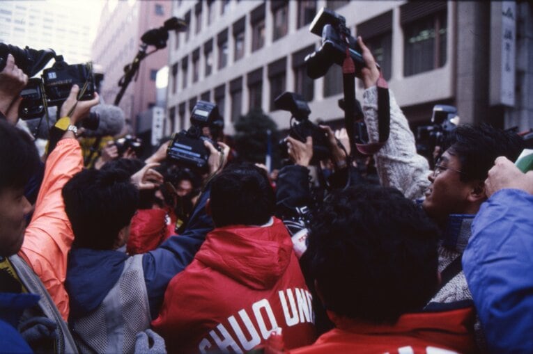 ゴール直後に選手に殺到する報道陣。こういうところも「不適切」な時代だった？　©Bungeishunju