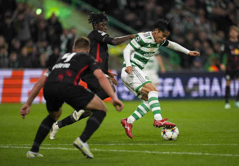 セルティックの一員としてCLでプレーする旗手怜央。クラブでは好調を維持していたが、メンバー入りは叶わなかった　©Getty Images