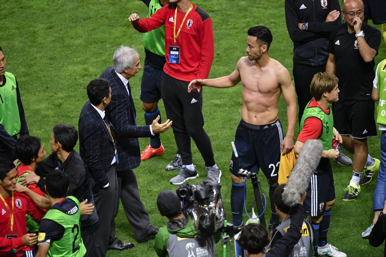 2018年ロシアW杯出場を決め、ハリルホジッチ監督（当時）と握手する吉田麻也　©Takuya Sugiyama