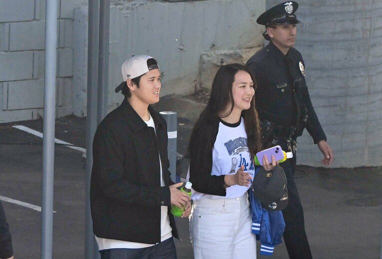 11月、ワールドシリーズ優勝パレードのバスに向かうドジャースの大谷翔平（左）と真美子さん　©JIJI PRESS