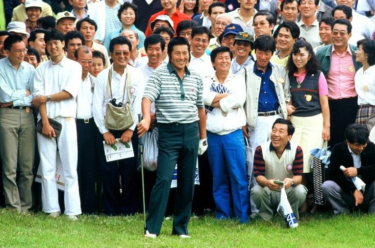 1986年の日本オープン、多くのギャラリーを引き連れてラウンドする尾崎将司 ／ photograph by Sports Graphic Number
