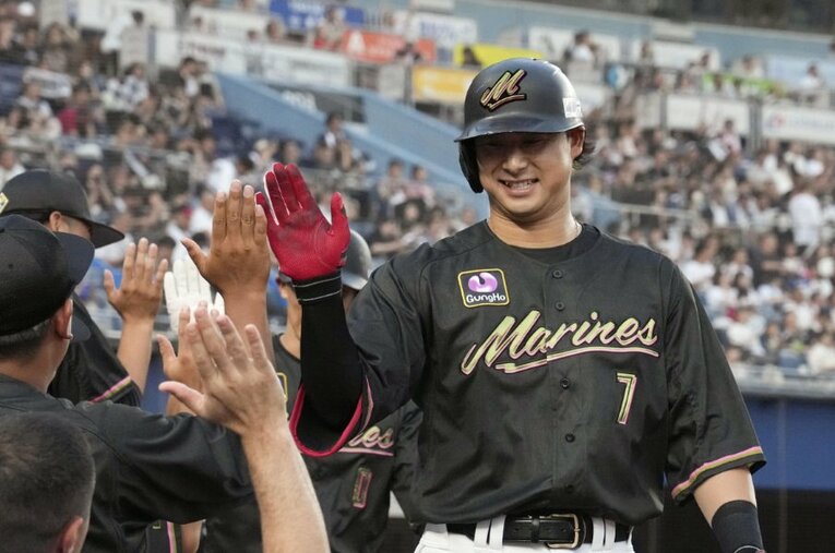 中心選手としてさらに飛躍が期待されるロッテ・藤岡 ／ photograph by KYODO