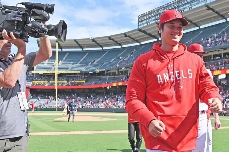 レギュラーシーズン最終戦後、カメラマンの密着に笑顔の大谷翔平　©JIJI PRESS