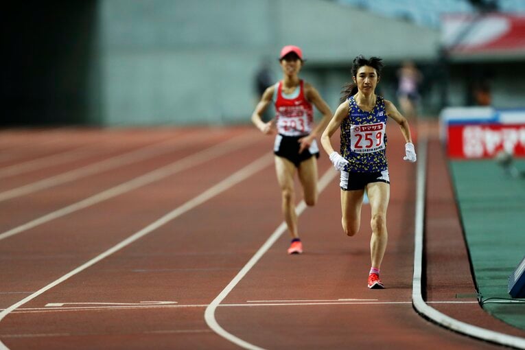 バックストレートで一気にラストスパート。廣中を抜き去った田中希実選手　©Takao Fujita