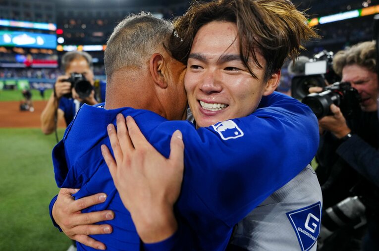山本由伸を強く抱きしめたロバーツ監督 ／ photograph by Daniel Shirey/MLB Photos via Getty Images