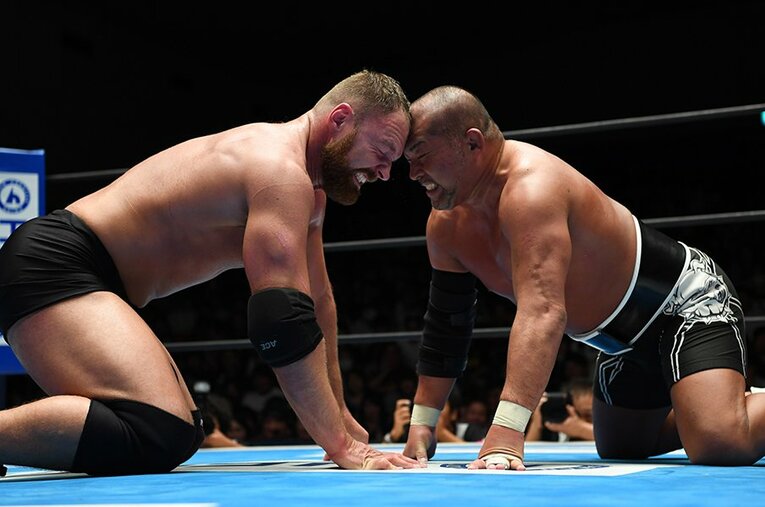 リング中央での、凄まじい音を響かせての頭突き合戦！　意地と意地のぶつかり合いに、会場もヒートアップ！ ／ photograph by Essei Hara