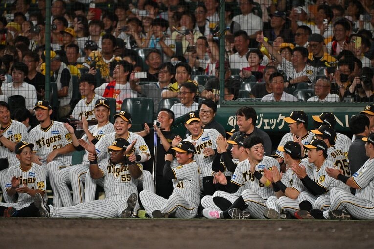 悲願達成にニコニコの阪神選手たち（優勝決定の瞬間10/14）　©Hideki Sugiyama