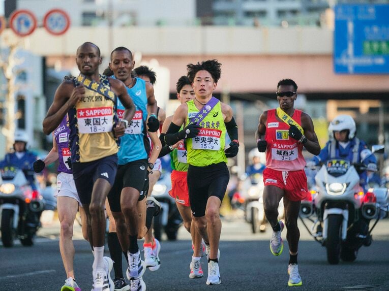 吉田礼志（右から2番目）はハーフで日本人学生歴代2位の60分31秒の記録をもち、絶対エースとして活躍。3度の箱根ですべて2区を走った。ホンダから世界へ走り出せるか　©Yuki Suenaga