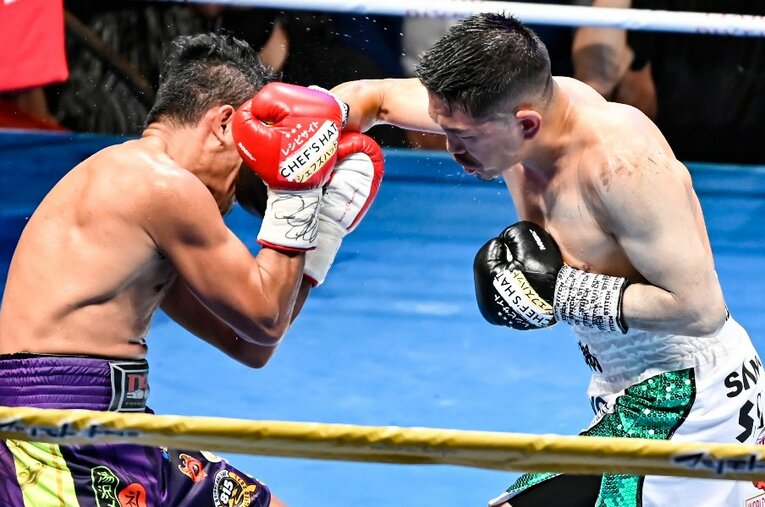 7月13日、WBO世界スーパーフライ級王者の井岡一翔はかつて敗れたドニー・ニエテスを圧倒し5度目の防衛に成功。日本人最多の世界戦20勝目をあげた ／ photograph by Hiroaki Yamaguchi