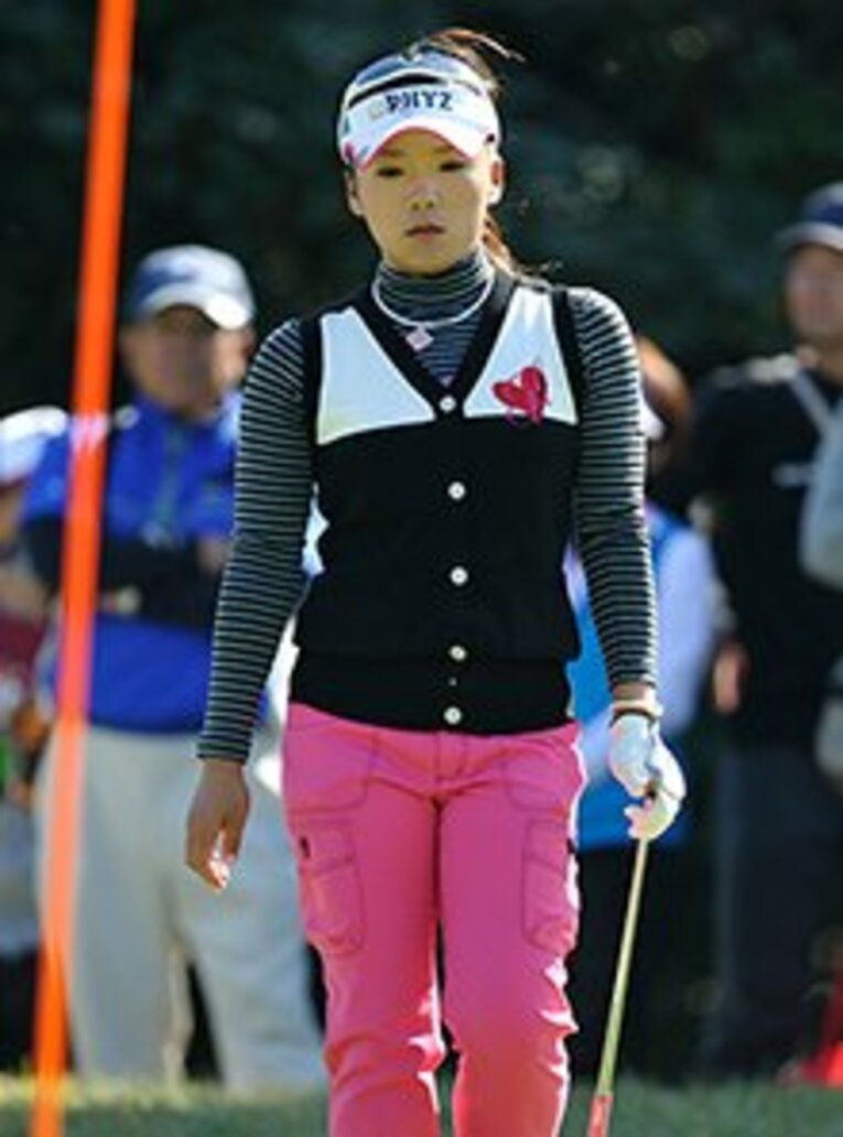 Chie Arimura
1987年11月22日、熊本県生まれ。東北高校を卒業、'06年プロに転向。'08年プロミスレディスゴルフトーナメントで初優勝を果たす。'09年には5勝し、日本女子ツアー10人目の年間獲得賞金1億円を突破。'11年スタンレーレディスゴルフトーナメントでアルバトロスとホールインワンを1日で達成した。159cm、57kg。