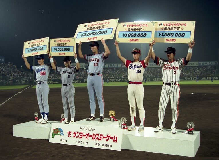 1992年オールスターゲーム第3戦。表彰選手の左から中日・前原博之、阪神・和田豊、巨人・駒田徳広、近鉄・赤堀元之、ダイエー・佐々木誠 ©NIKKAN SPORTS