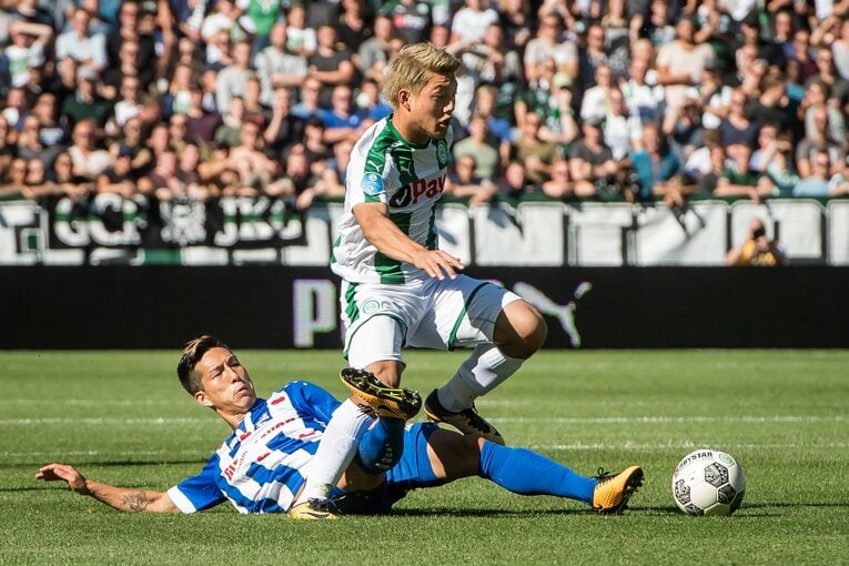 2017年夏にフローニンゲンへ移籍。初先発となったヘーレンフェーン戦で当時所属していた小林祐希（札幌）とマッチアップ　©︎Getty Images