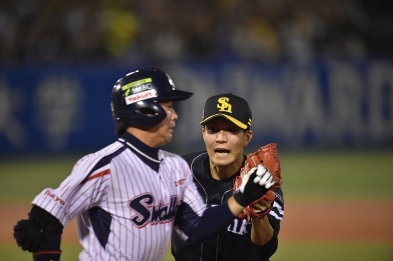 2015年の日本シリーズで必死にタッチしようとする千賀   (C)Hideki Sugiyama