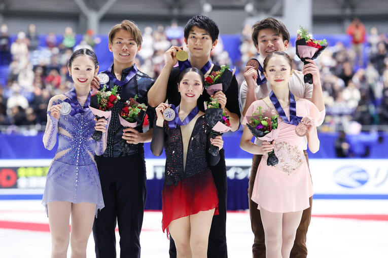 2024年全日本選手権の表彰台。左から長岡柚奈・森口澄士、三浦・木原、清水咲衣・本田ルーカス剛史　©AFLO