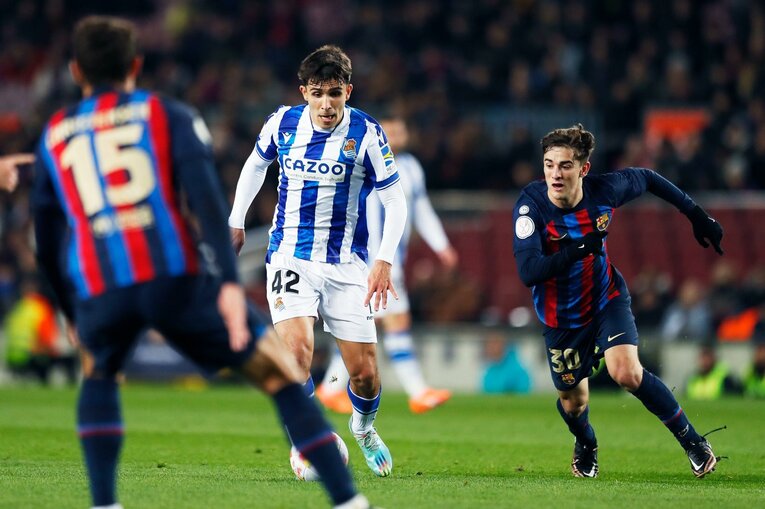 「クボのことは知ってるよ」バルササポに久保建英が笑顔で… 放送なしが惜しい「名手ブスケッツが声を荒げた」鮮烈プレー〈現地撮影〉(27)