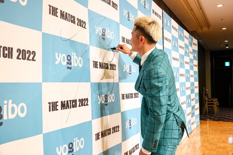 サインをする那須川天心　©THE MATCH 2022/Susumu Nagao