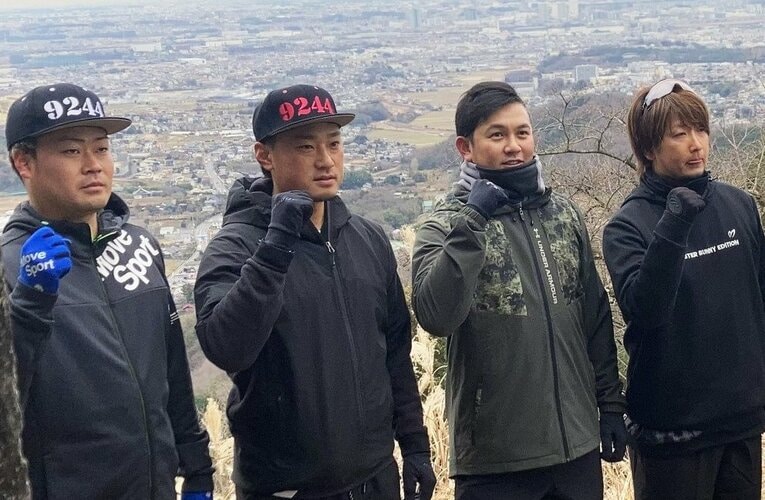 今年1月、山﨑康晃らと登山を行った三嶋（一番右）　©JIJI PRESS