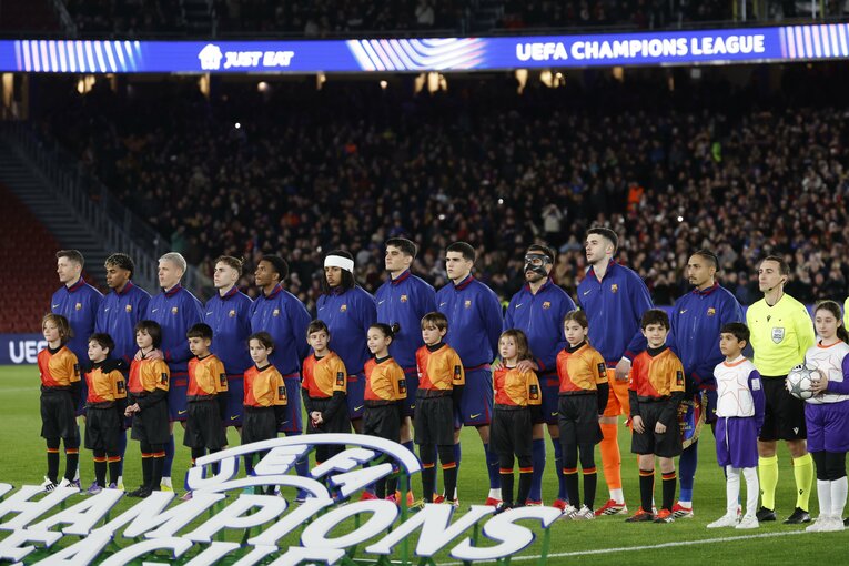 日本代表22歳DFがCLバルサ戦で「ボランチなの!?」「レバンドフスキに頭1つ飛び出て空中戦勝利」超ポリバレントな鈴木淳之介にカメラマン驚き(7)