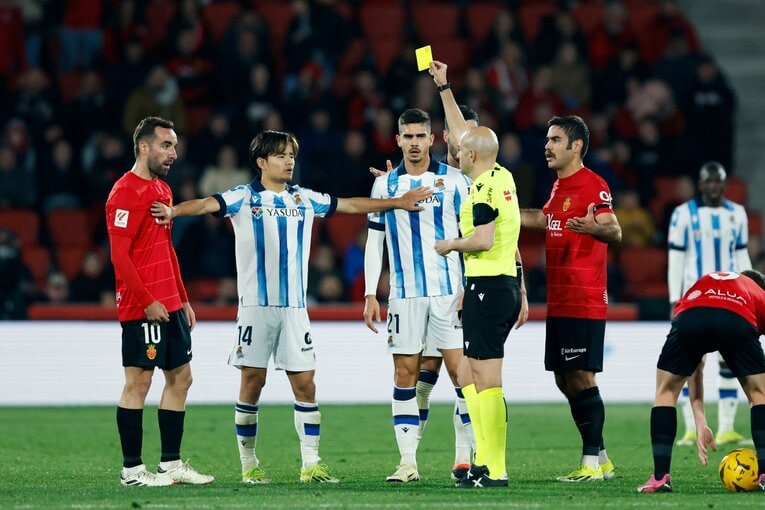 イエローカードが乱れ飛ぶ中で、久保が相手と主審をなだめようとする場面も　©Daisuke Nakashima