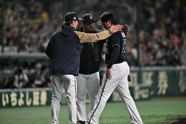 真っ先に駆け寄った頓宮と石川　©︎Hideki Sugiyama