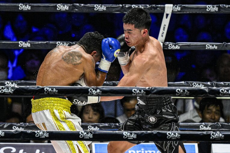 左ボディをねじ込む那須川天心　©Takuya Sugiyama