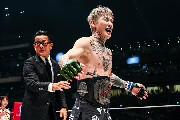 『超RIZIN.3』朝倉未来に勝利し、榊原信行CEOにベルトを授与される平本蓮　©RIZIN FF Susumu Nagao