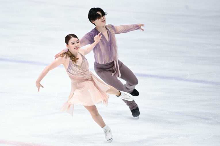 初の国際大会出場となった「木下グループ杯」で演技を行う紀平梨花・西山真瑚　©Asami Enomoto【スワイプするとそのほかの写真もご覧になれます】