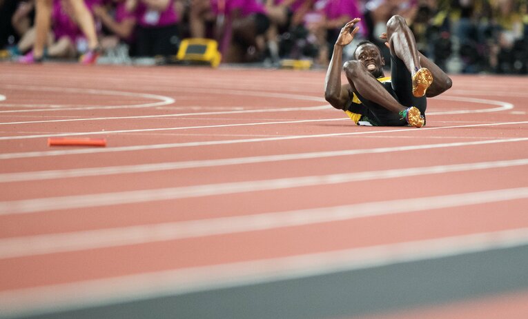 2017年、世界陸上の400メートルリレーでバトンを落とし、うずくまるボルト　©Getty Images