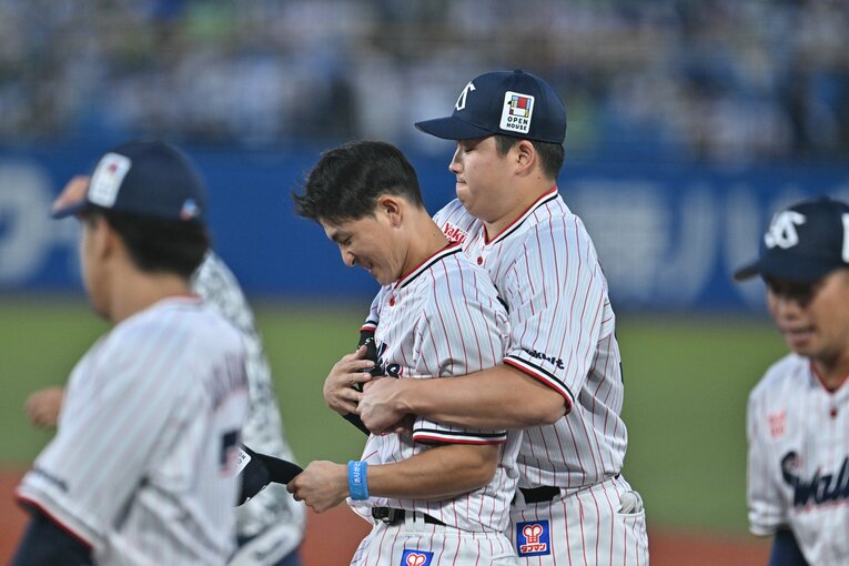 力持ちな村上は「持ち上げ」キャラ？　©Hideki Sugiyama