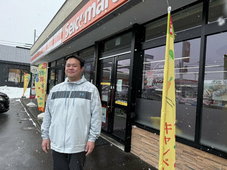 【1年後】現在の島影さん（今年2月撮影）。「セイコーマート」を経営している ©Yuji Yanagawa
