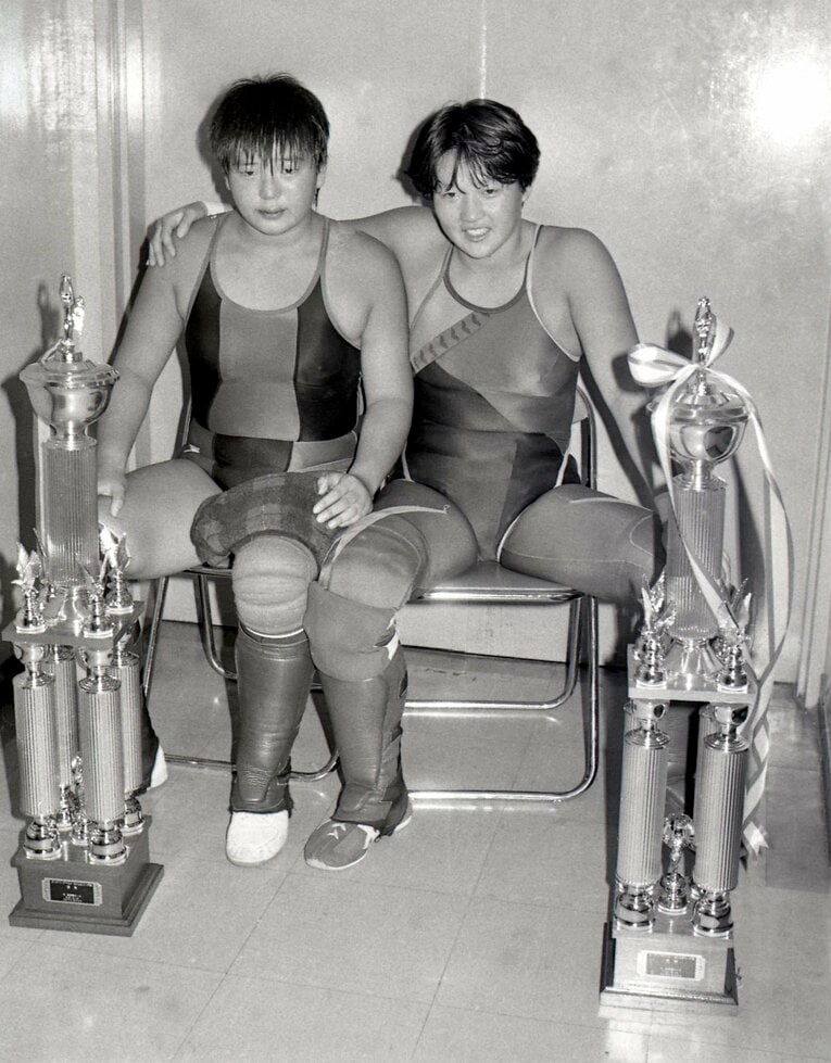 1986年、「タッグリーグ・ザ・ベスト86」で優勝した長与千種（右）と堀田祐美子　©東京スポーツ新聞社