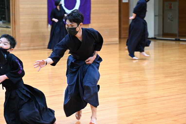 鬼ごっこに全力で取り組む戸崎総代表　©Keiji Ishikawa