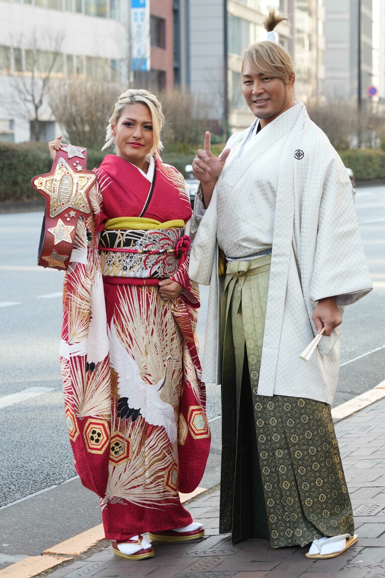 揃って撮影に応じる袴姿の棚橋弘至と着物姿のジュリア