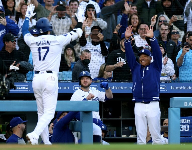 本塁打を放った大谷を満面の笑みで出迎えるロバーツ監督　©Getty Images