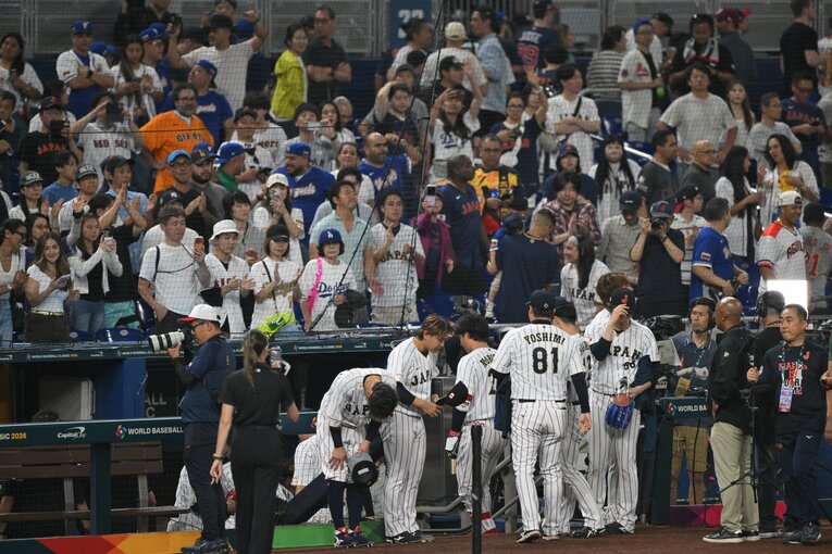 グラウンドに礼をする日本代表　©Nanae Suzuki