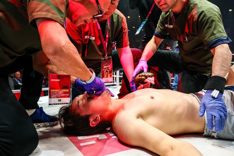 リングに上がったドクターがマウスピースを外す　©RIZIN FF Susumu Nagao