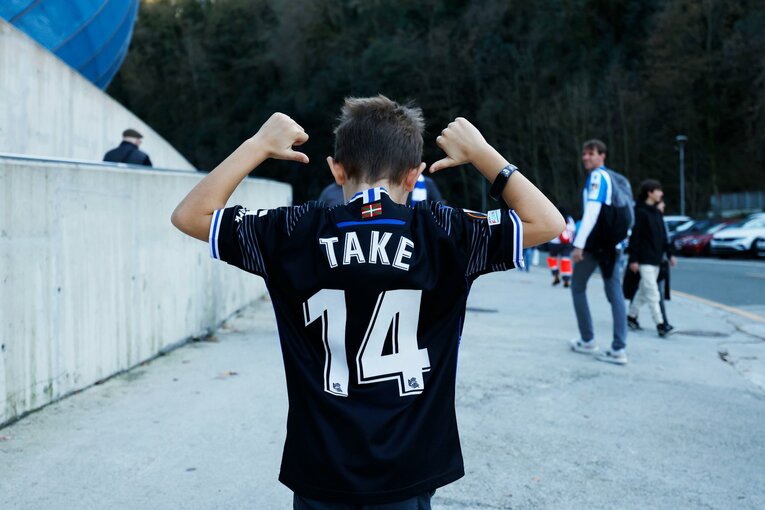 「TAKE 14」を身にまとったラ・レアルのファン